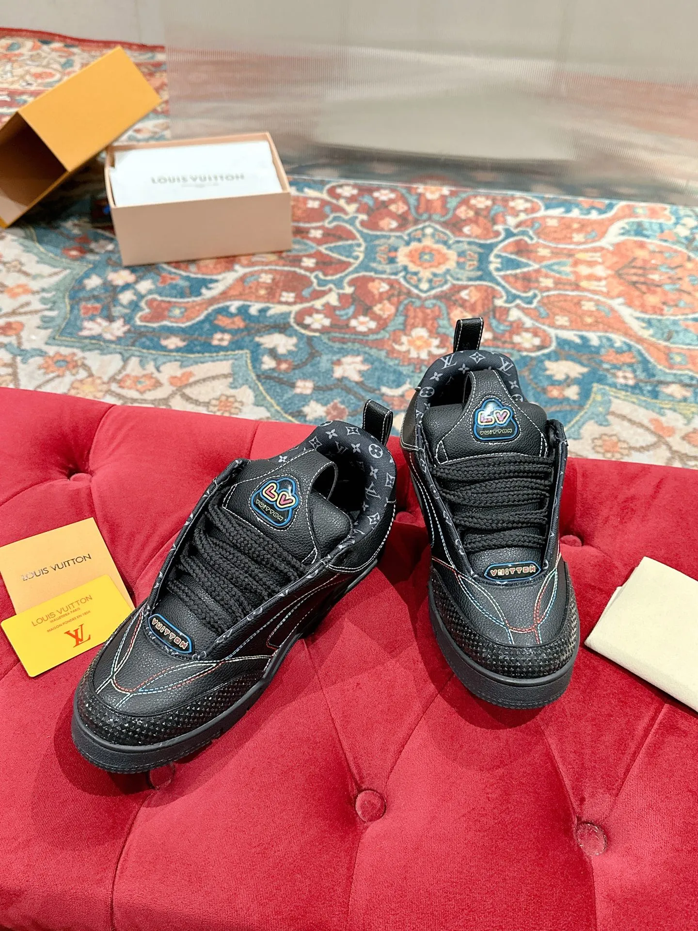 👟👟Ex-factory price 800👟👟 LV donkey brand L SKATE series latest color matching Tariner sneakers four-leaf clover skate shoes couple style retro basketball shoes original purchase development and production This LV Skate sneaker is decorated with colorful details on the grained cow leather shoe body, echoing the leather goods and ready-to-wear series of the season. A gradient Monogram flower blooms on the side of the sneaker. The padded tongue and Mini Monogram fabric-lined collar show the inspiration of skate shoes in the 1990s ▪️Material: original customized first-layer cowhide ▪️Inner lining: imported breathable mesh ▪️Sole: original open-molded non-slip TPU material ▪️Sole thickness: 3.5cm ▪️Size: Female 35-40 Male 39-44 (Female 41, Male 45.46 customized, non-returnable)